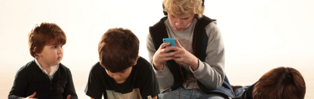 A tecnologia é um refúgio ou um risco para os jovens?