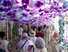 Flores feitas à mão, gente feita de sorrisos