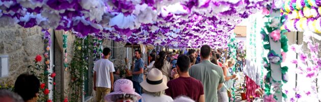 Flores feitas à mão, gente feita de sorrisos